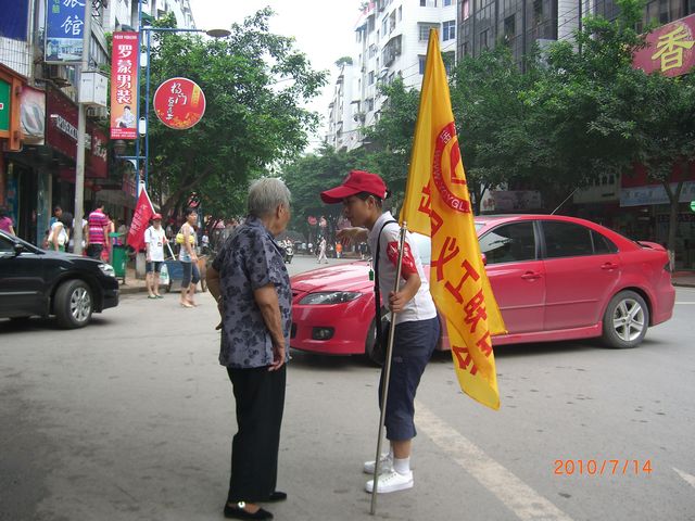 婆婆，注意安全，请走人行道.jpg