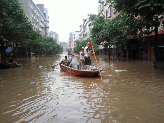 洪水滔滔的罗渡镇街道.jpg