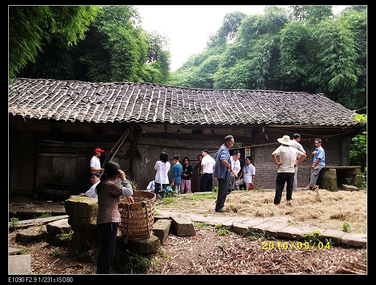 房屋面积只有30多平方米的朱丽君家和邻居们陈旧的房屋.jpg