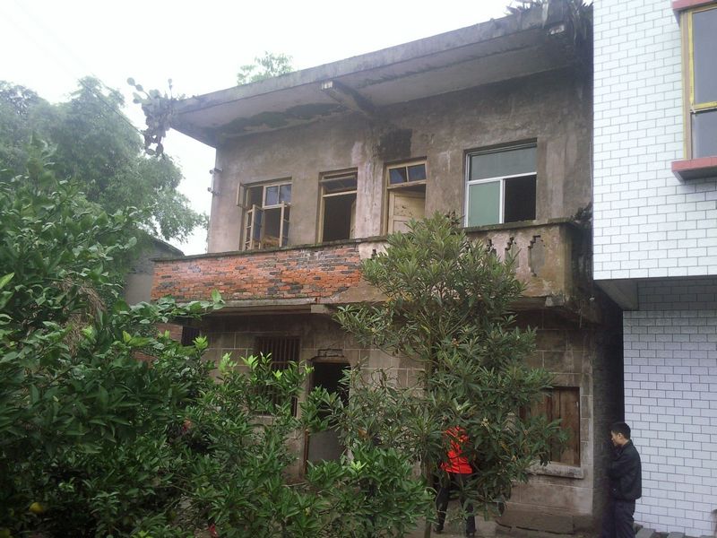 4.由于成了危房，罗洪福的家已经很久没有住人了.jpg