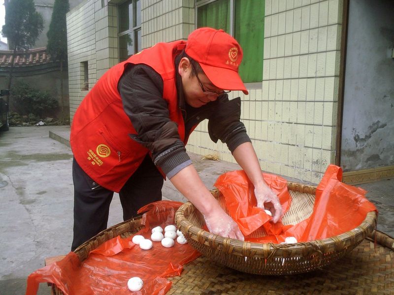 7.圆圆的元宵，代表着义工们的心意，代表着义工对老人们的祝福.jpg