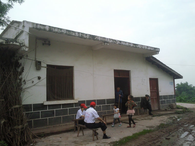 6、贫困学生赵薇家本来没有住房，民政部门委托村上帮她家修建，可是村上找了两间陈旧漏雨的平方供她家居住