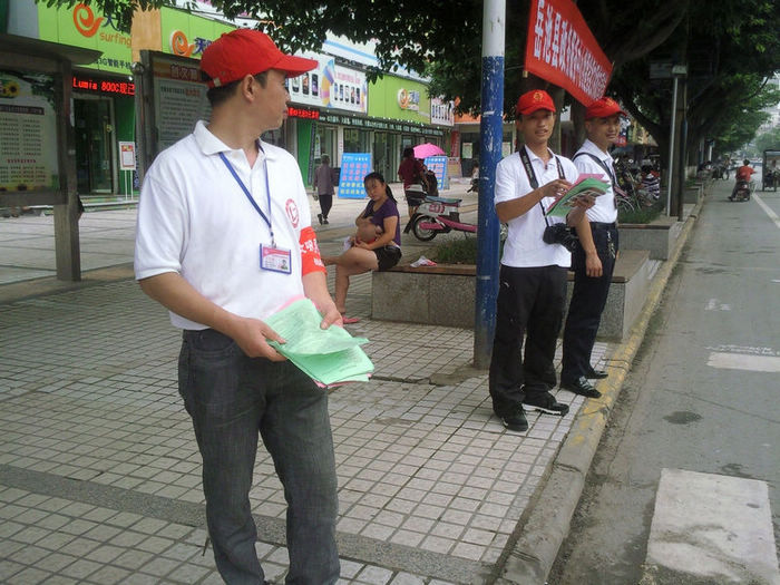 1、一到上午，街上过往群众多起来，岳池义工的文明劝导活动也就开始了.jpg