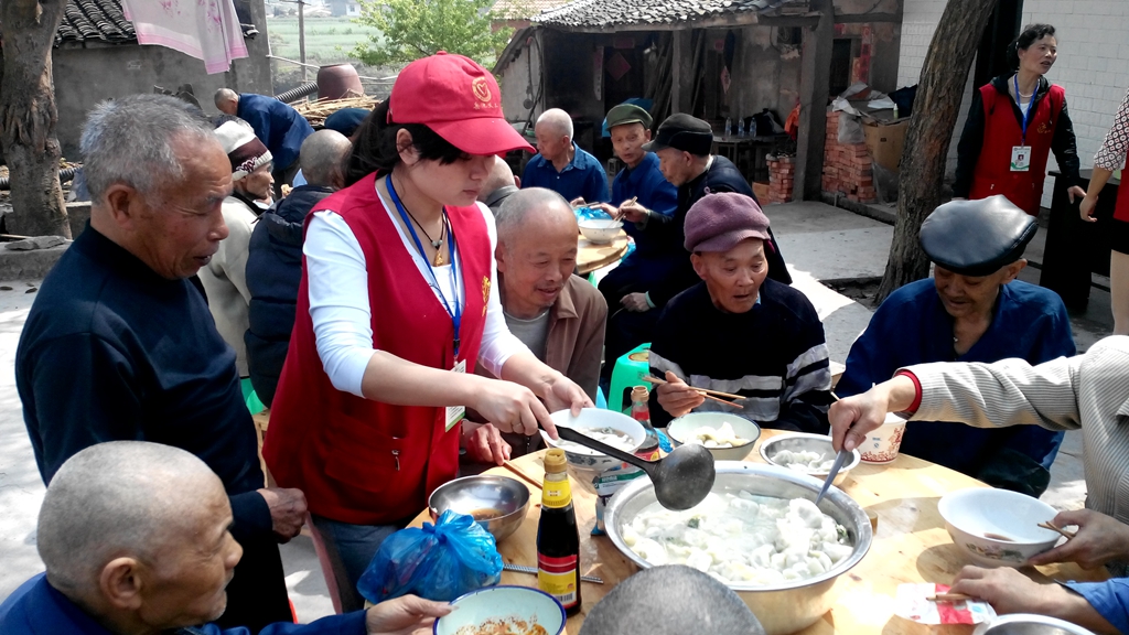 8、吃着香喷喷的饺子，老人们觉得雷锋就在身边._副本.jpg