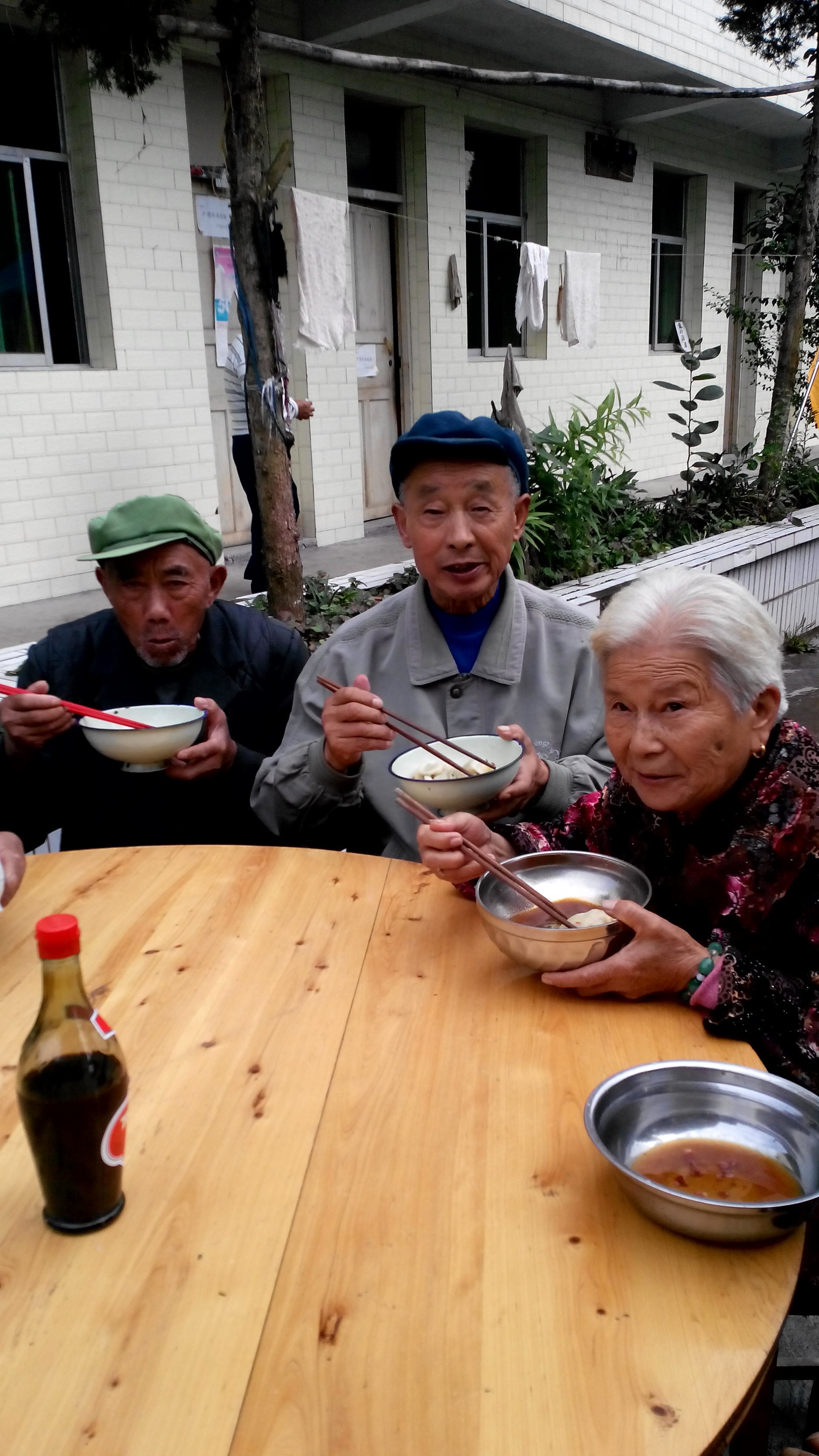 5、中午，热腾腾的饺子端上了桌，吃着香喷喷的饺子，老人们感受到亲人般的温暖，陶醉.jpg