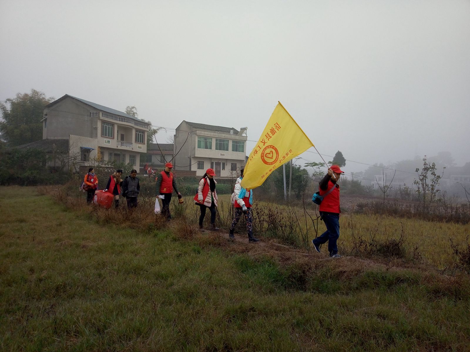 1、暖冬行动，岳池义工们不畏严寒送温暖_副本.jpg